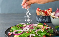 Người Việt ăn muối gấp đôi khuyến cáo của WHO, tăng nguy cơ bệnh thận