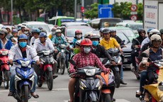 Ra đường với 'áo ninja' càng dày càng tốt? Sự thật về chống tia UV giữa ngày hè 'rực lửa'