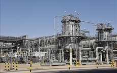 Giá dầu vọt tăng 5% trước nguy cơ gián đoạn nguồn cung nghiêm trọng