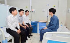 Tặng Bằng khen cho sinh viên dũng cảm cứu người trong đám cháy