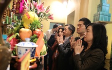 Bộ trưởng Đào Hồng Lan cùng đoàn Bộ Y tế dâng hương tưởng nhớ các Đại danh y tại Y miếu Thăng Long