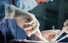 Chạy đua 'thời gian vàng' 6–8 giờ: Ghép thận tự thân cứu bệnh nhân đa chấn thương nguy kịch