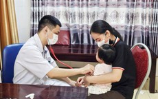 Bác sĩ cảnh báo dấu hiệu tay chân miệng dễ bị bỏ qua ở trẻ