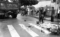 Va chạm với ô tô tải, cháu tử vong, bà bị thương
