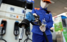 Giá xăng hôm nay tiếp tục tăng mạnh, RON95 lên 22.340 đồng/lít