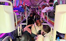 Cảnh 'ngột thở' bên trong xe khách chở quá 200% số người theo quy định