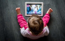 Trẻ dùng điện thoại nhiều dễ chậm nói