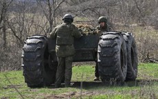 Robot khổng lồ Chelnok của Nga lần đầu được phát hiện trên tiền tuyến