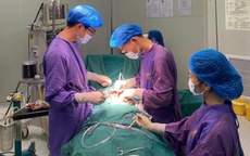 Cứu sống bệnh nhân 79 tuổi thủng đại tràng, viêm phúc mạc nguy kịch