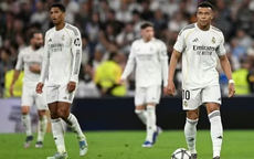 Real tung cờ trắng trước Barca trong cuộc đua vô địch La Liga