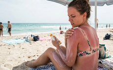 Sai lầm khi dùng kem chống nắng khiến da tệ hơn sau chuyến đi biển