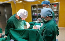 Cứu sống người đàn ông bị thủng đường tiêu hóa nhiều lần ở Quảng Ninh