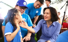 Thứ trưởng Bộ Y tế Nguyễn Thị Liên Hương thăm và tặng quà cho trẻ em khuyết tật tại TPHCM
