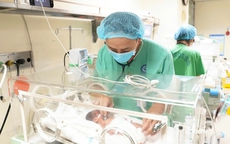 'Cuộc chiến' 120 ngày của em bé chào đời chỉ nặng 500 gram và chồng bệnh án lên đến 2kg