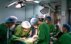 Đau bụng kéo dài bệnh nhân được phát hiện mắc cùng lúc 2 ung thư nguyên phát