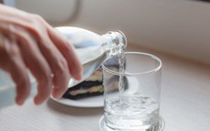 Học sinh nên uống nước như thế nào để đảm bảo vừa đủ?