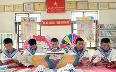 Nhiều chiến sĩ hải quân đọc sách để nuôi dưỡng tâm hồn