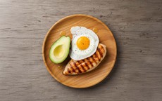 Ăn ức gà có giúp giảm cân tốt hơn ăn trứng?