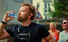 Uống nước điện giải khi tập thể thao nặng, lợi hay hại?