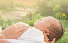 Phân biệt mồ hôi trộm sinh lý và bệnh lý ở trẻ