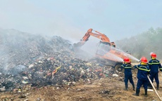 Người dân ngột ngạt khi bãi rác rộng 2 ha cháy âm ỉ cả tuần