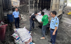 Khám ô tô tải trong đêm, phát hiện hơn 1 tấn mỡ lợn không rõ nguồn gốc