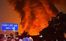 Cháy lớn tại Đông Anh: Nghi cháy hóa chất, khói lửa bốc cao
