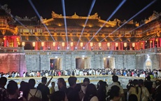 Dòng người 'ùn ùn' tham quan Đại nội Huế dịp nghỉ lễ Giỗ Tổ, điều gì tạo nên sức hút?