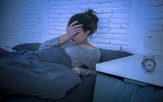 Nửa đêm tỉnh giấc vã mồ hôi, tim đập thình thịch, cẩn trọng thận hư