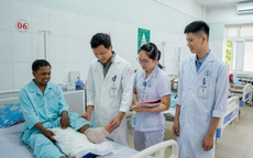 Người đàn ông bị lưỡi máy cắt cỏ văng trúng đứt lìa bàn chân