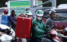 Dòng người ùn ùn rời Thủ đô nghỉ lễ 30/4, cửa ngõ và vành đai ken đặc phương tiện