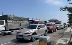 Du khách xếp hàng từ 4 giờ sáng để ra đảo Cát Bà