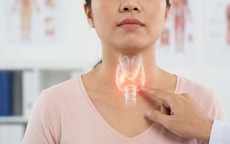 Sau cắt tuyến giáp, vì sao nguy cơ loãng xương tăng cao?