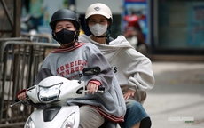 Hà Nội 'hầm hập' nắng nóng đầu mùa, người dân kín mít áo chống nắng ra đường