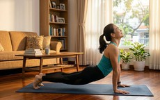 6 bài tập thể dục buổi sáng giúp siết eo hiệu quả sau tuổi 55