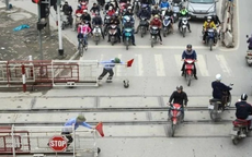 Quy định mới: Xe máy vượt tín hiệu đường sắt có thể bị phạt tới 6 triệu đồng