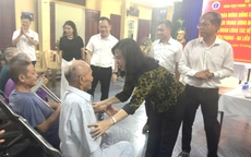 Bộ trưởng Đào Hồng Lan: Sẽ bảo đảm chế độ tốt hơn cho cán bộ y tế điều trị bệnh phong