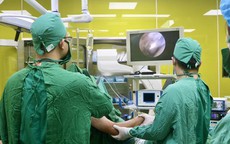 Đau vai kéo dài, đi khám phát hiện bị đứt hoàn toàn cơ trên gai