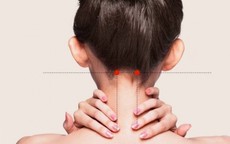Day bấm huyệt hỗ trợ giảm đau đầu, say nắng mùa hè