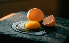 Nên dùng lòng trắng hay lòng đỏ trứng gà để làm đẹp da?