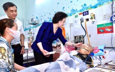 Phó Thủ tướng Phạm Thị Thanh Trà xúc động khi đến thăm các bệnh nhi tại giường bệnh