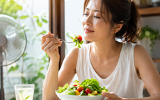 Nắng nóng kéo dài: 4 cách ăn uống giúp cơ thể dễ chịu hơn