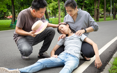 Đi ngoài trời nắng có biểu hiện choáng, đau đầu cần khẩn trương gọi cấp cứu