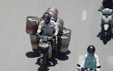 Người lao động vất vả mưu sinh dưới trời nóng 'đỉnh điểm'
