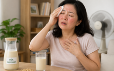 Phụ nữ tiền mãn kinh bị bốc hỏa, uống sữa đậu nành có giúp cải thiện?