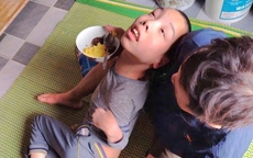 Sự bất lực của người mẹ nghèo trước con trai bại não, chưa bao giờ nói được trọn vẹn 2 tiếng 'Mẹ ơi!'
