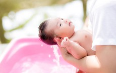 Những lưu ý quan trọng khi tắm cho trẻ nhỏ cha mẹ cần biết
