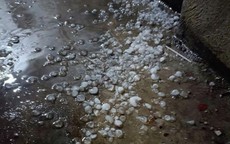 Nhiều địa phương thiệt hại nặng do dông lốc, mưa đá chiều qua