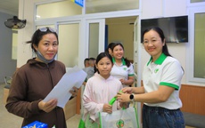 Vùng 4 Hải quân khám bệnh, cấp thuốc và tặng quà cho 800 con em cán bộ, chiến sĩ