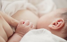 Mẹ mắc viêm gan B có cho con bú được không?